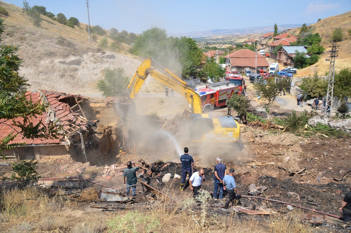  Ankara'nın Çubuk ilçesinde 2 evde çıkan yangın, itfaiye ekipleri tarafından söndürüldü.