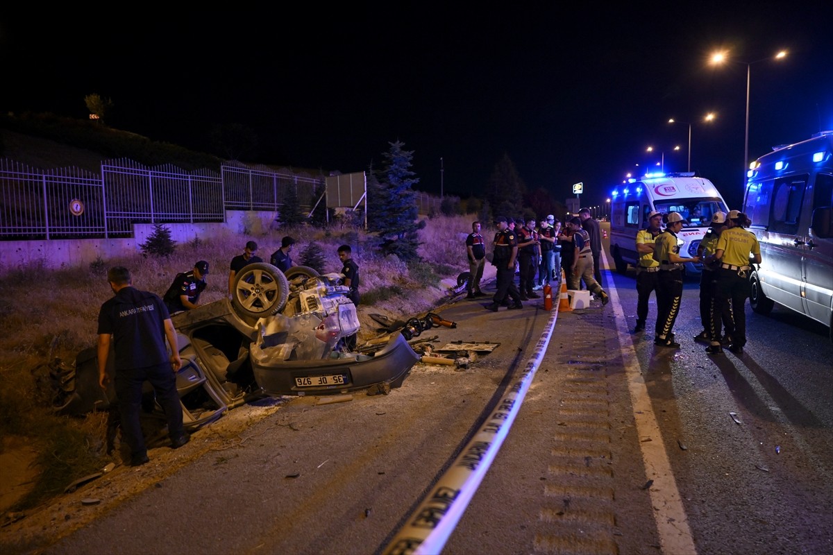 Ankara'nın Etimesgut ilçesinde iki otomobilin çarpışması sonucu 2 kişi yaşamını yitirdi.