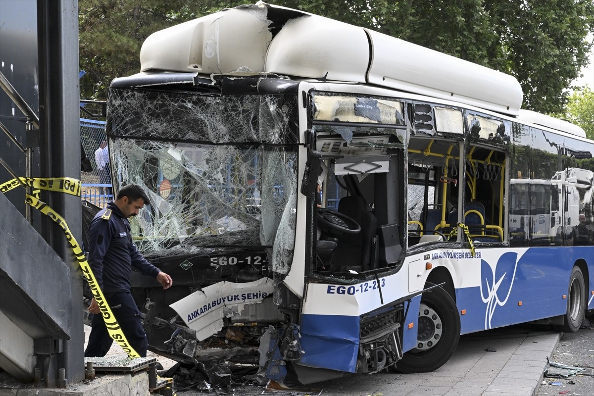 Ankara'nın Keçiören ilçesinde belediye otobüsünün karıştığı zincirleme trafik kazasında ilk...