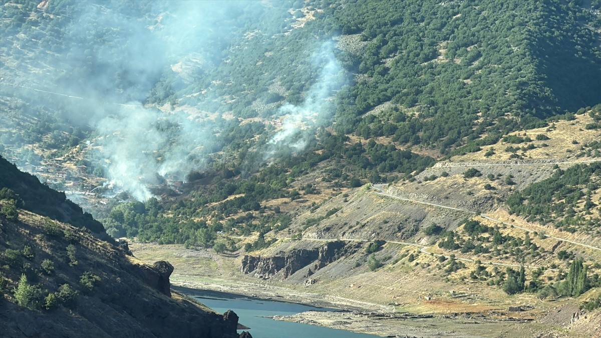 Ankara'nın Kızılcahamam ilçesinde çıkan yangında 8 ev kullanılamaz hale geldi. Yangın, itfaiye...