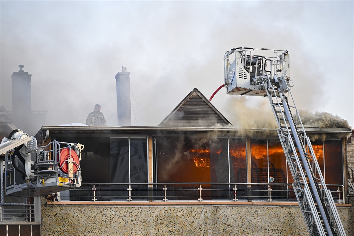 Ankara'nın Yenimahalle ilçesindeki 4 katlı apartmanın çatısında çıkan yangın hasara neden...