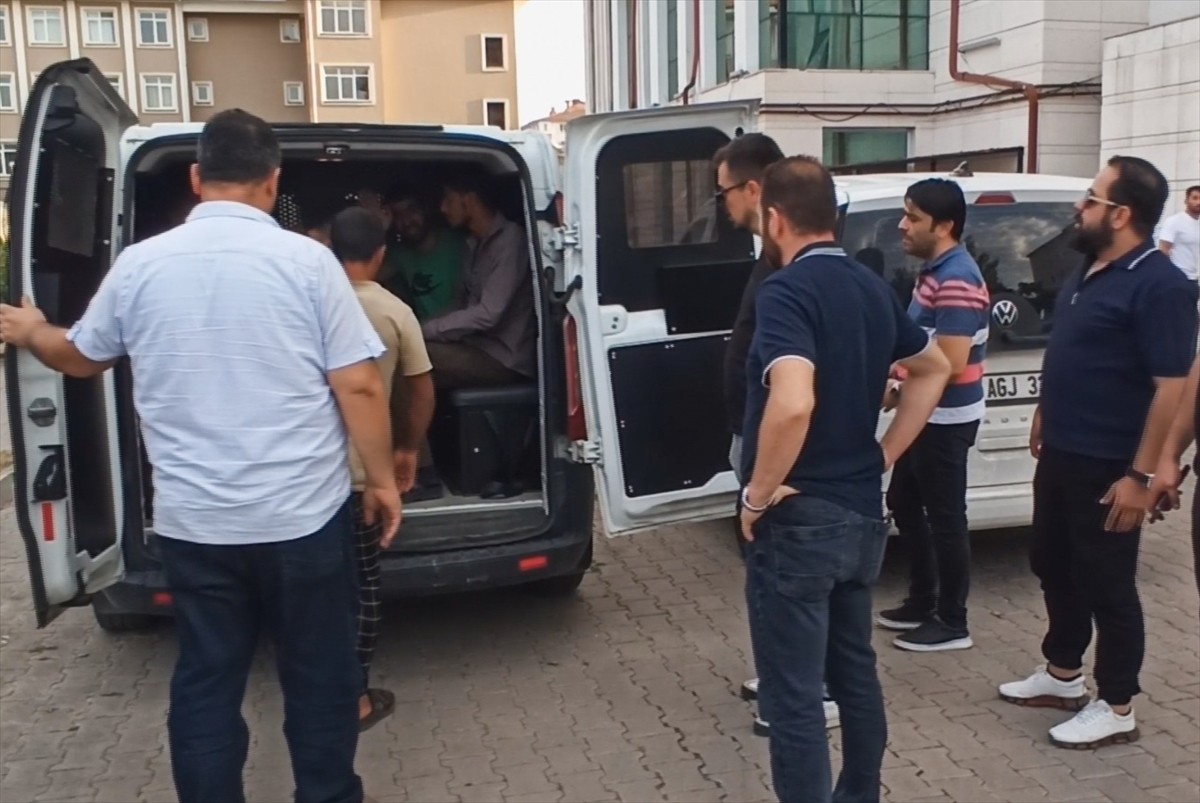  Ankara merkezli Adana ve Kahramanmaraş'ta inşaat malzemesi ve kablo çaldıkları tespit edilen 9...