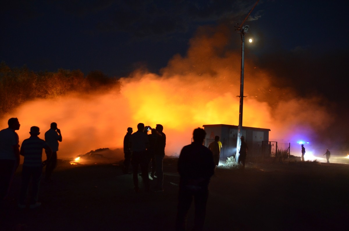 Ankara’nın Kahramankazan ilçesindeki eski çöp dökme sahasında çıkan yangın, itfaiye ekiplerinin...