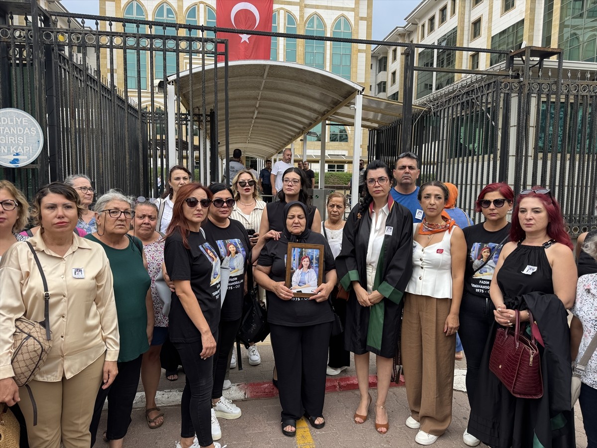 Antalya'da boşanma aşamasındaki eşini öldüren sanığın ve kaçmasına yardım ettiği öne sürülen...