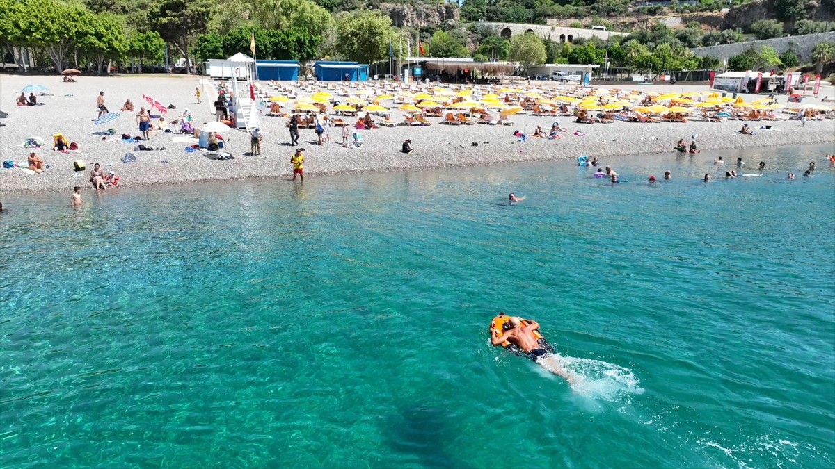 Antalya'da insansız cankurtaran robotu, yaz sezonunda plajlarda yerli ve yabancı turistlere hizmet...