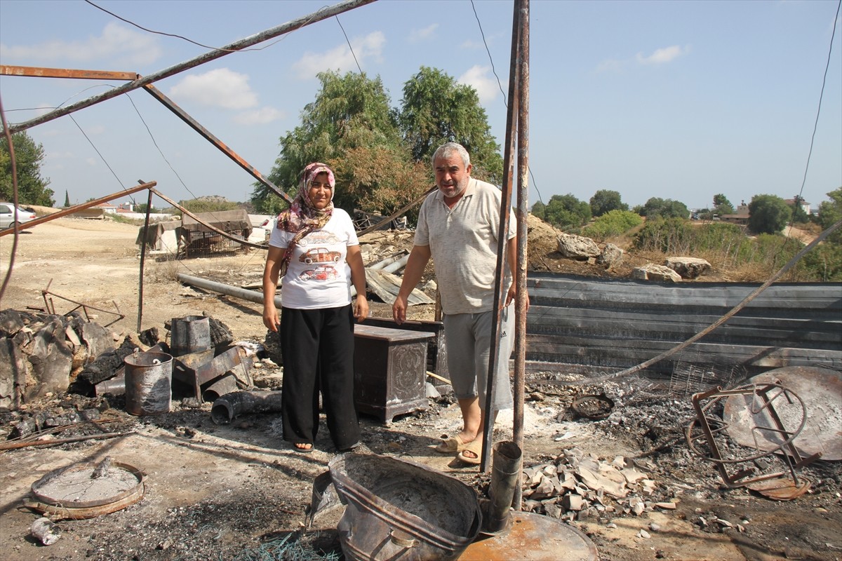 Antalya'da otluk alanda çıkan ve evlerinin yanındaki depo olarak da kullandıkları ağıla sıçrayan...