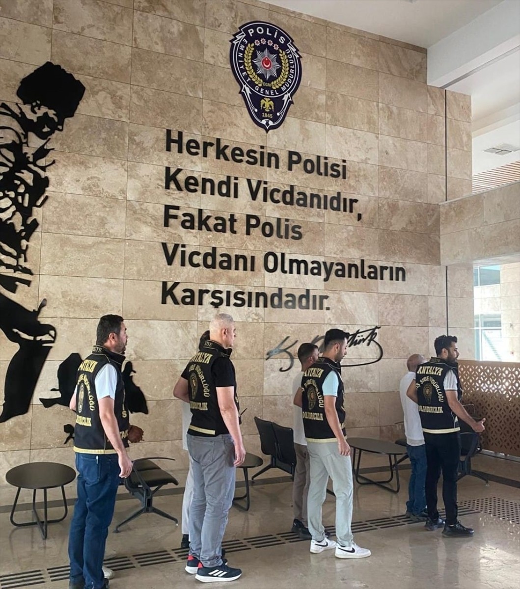 Antalya'da sahte belgelerle yurt dışındaki bir kişinin gayrimenkulünü satmaya çalıştıkları...