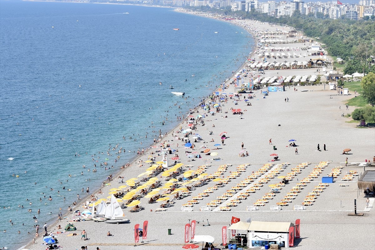 Antalya'da sıcak hava ve yüksek nemden bunalan yerli ve yabancı turistler, sahillerde yoğunluk...