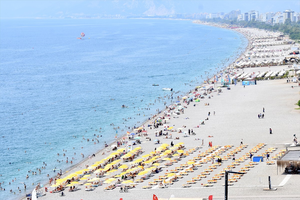 Antalya'da yüzde 80'e ulaşan nemden ve yüksek sıcaklıktan bunalanlar, sahillerde yoğunluk...