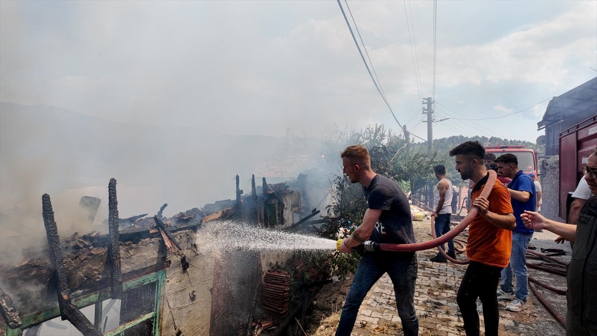 Antalya'nın Akseki ilçesinde otluk alanda başlayıp evlere sıçrayan yangına müdahale ediliyor. Bazı...