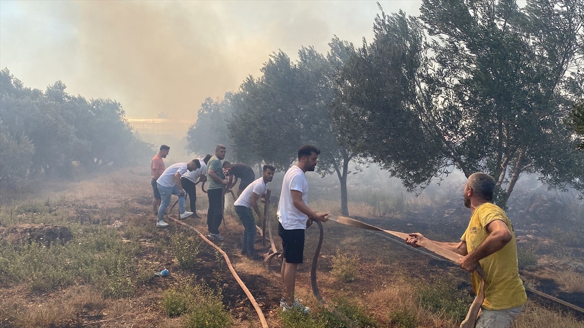 Antalya'nın Aksu ilçesinde çöplükte başlayıp makilik alana sıçrayan yangına müdahale...