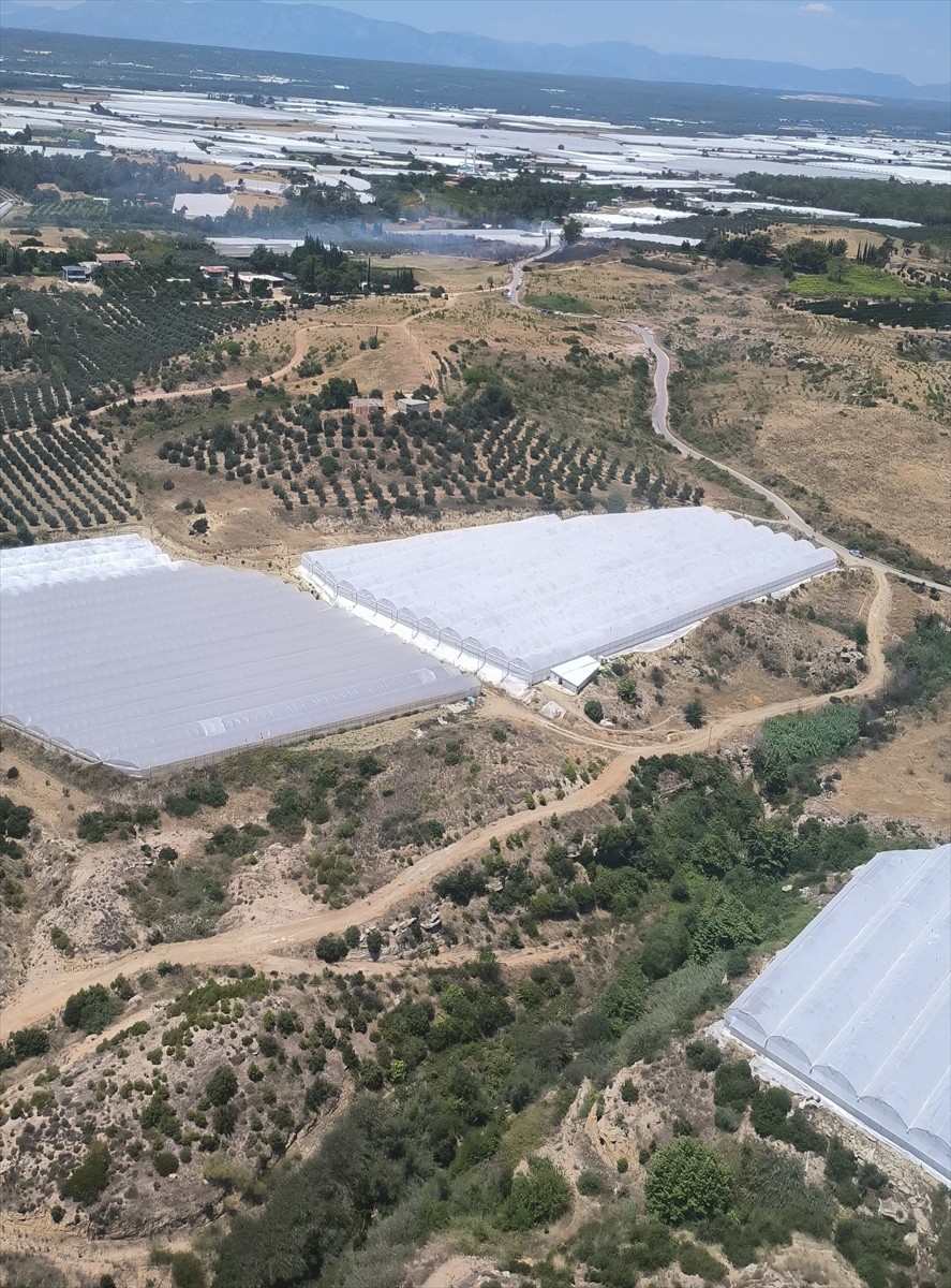 Antalya'nın Aksu ilçesinde makilik alanda çıkan yangına havadan ve karadan müdahale ediliyor.