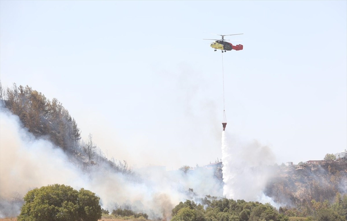 Antalya'nın Aksu ilçesinde ormanlık alanda çıkan yangına havadan ve karadan müdahale...