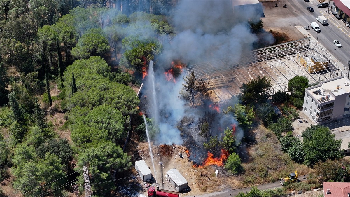 Antalya'nın Aksu ilçesinde ormanlık ve çalılık alanda çıkan yangına müdahale ediliyor.
