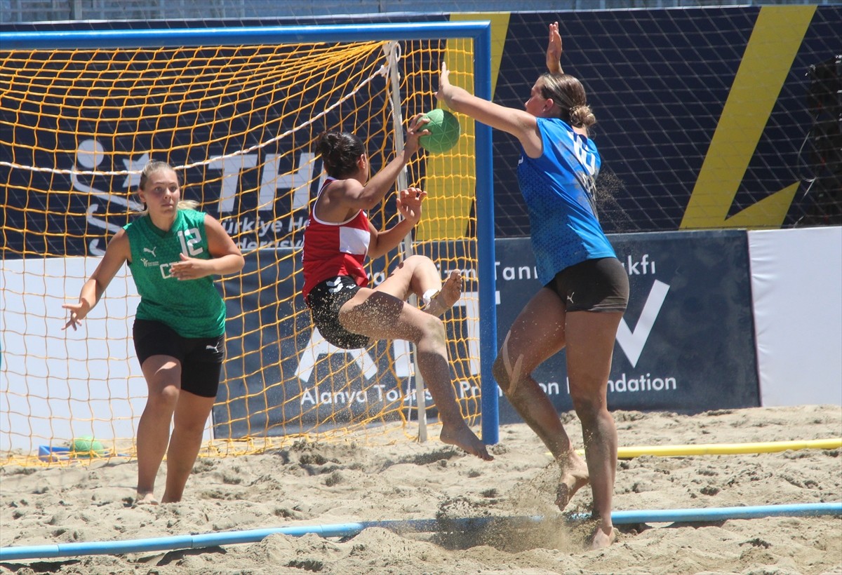 Antalya'nın Alanya ilçesinde düzenlenen 17 Yaş Altı EHF Avrupa Plaj Hentbolu Şampiyonası'nda 17...