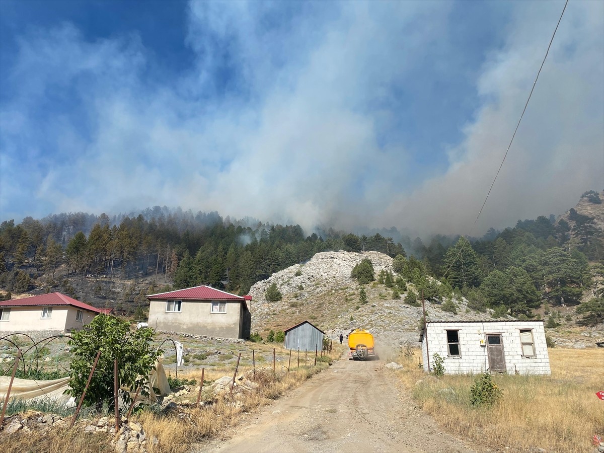 Antalya'nın Alanya ilçesinde, Söğüt yaylasındaki ormanlık alanda çıkan yangına müdahale...