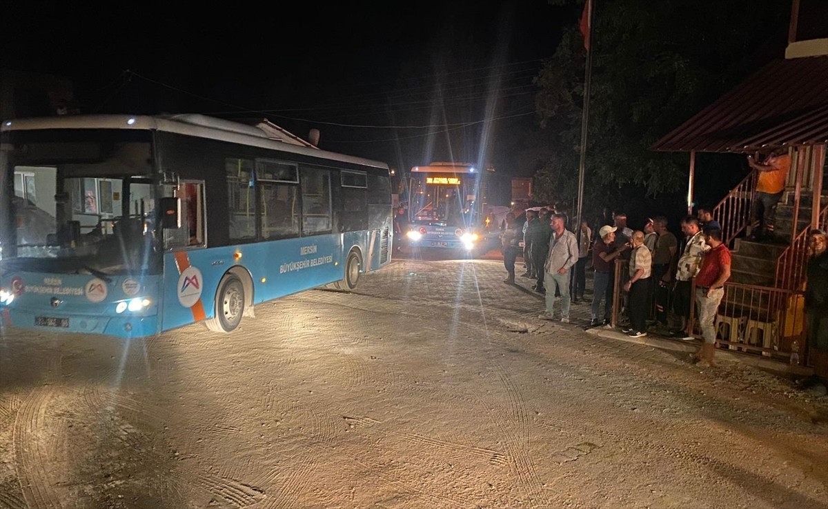 Antalya'nın Gazipaşa ilçesinde süren orman yangını nedeniyle Mersin'in Anamur ilçesindeki iki...
