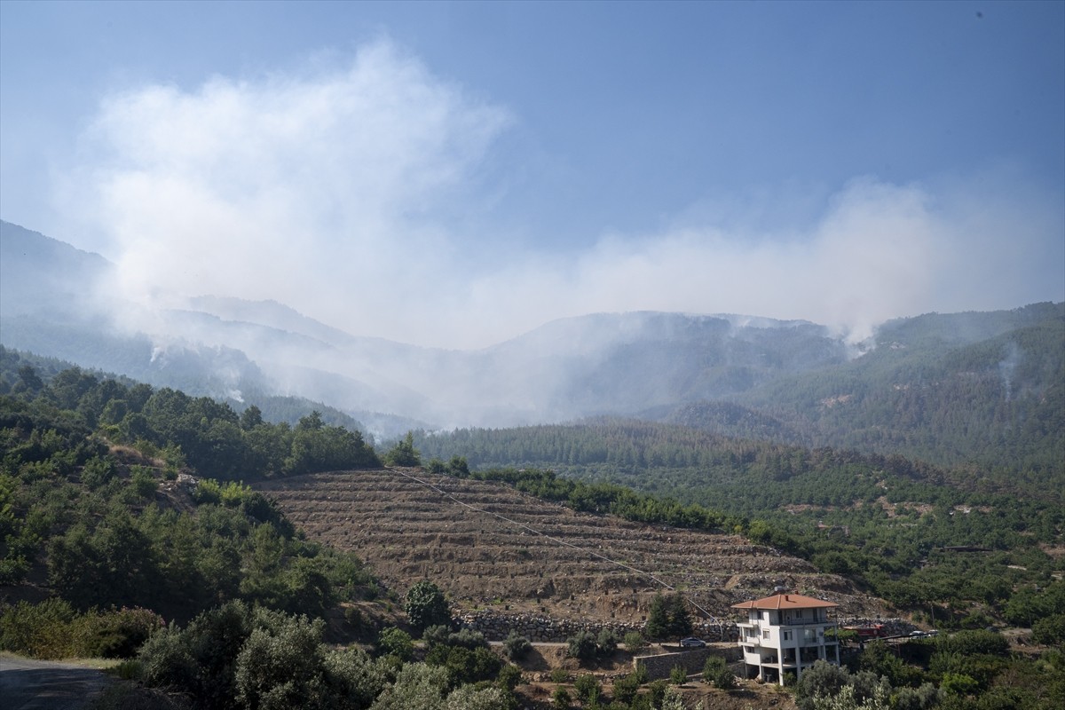 Antalya'nın Gazipaşa ilçesine bağlı Doğanca ve Gürçam mahallelerindeki orman yangınlarını söndürme...