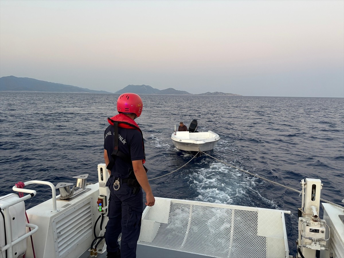 Antalya'nın Kaş ilçesi açıklarında sürüklenen teknedeki kişi ekiplerce kurtarıldı.