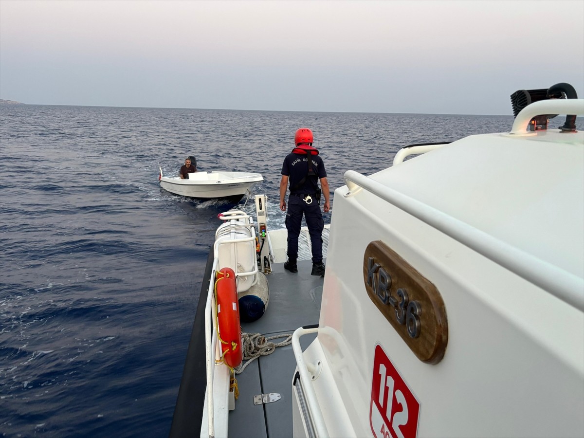 Antalya'nın Kaş ilçesi açıklarında sürüklenen teknedeki kişi ekiplerce kurtarıldı.