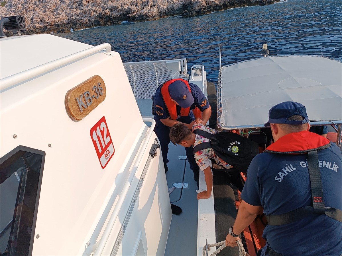 Antalya'nın Kaş ilçesinde 21 düzensiz göçmen ile 1 göçmen kaçakçılığı şüphelisi...