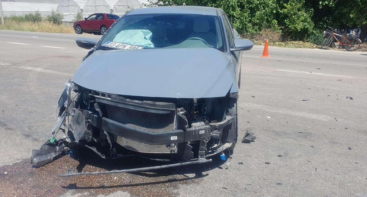 Antalya'nın Kaş ilçesinde iki otomobil ve hafif ticari aracın karıştığı kazada 5 kişi...