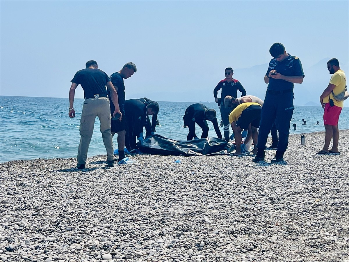 Antalya'nın Konyaaltı ilçesi sahilinde, kıyıya vurmuş erkek cesedi bulundu.