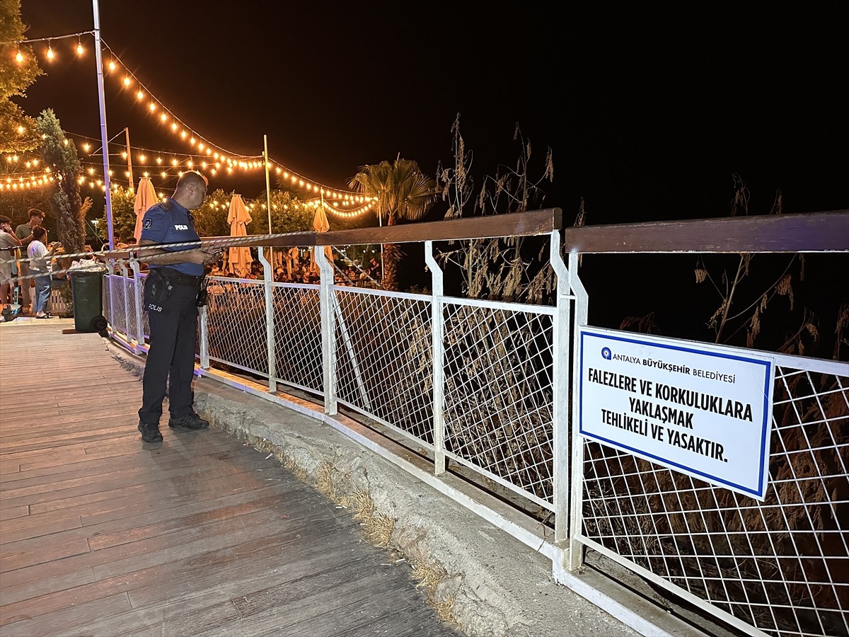 Antalya'nın Muratpaşa ilçesinde falezlerden kayalıklara düşen 15 yaşındaki çocuk yaralandı....