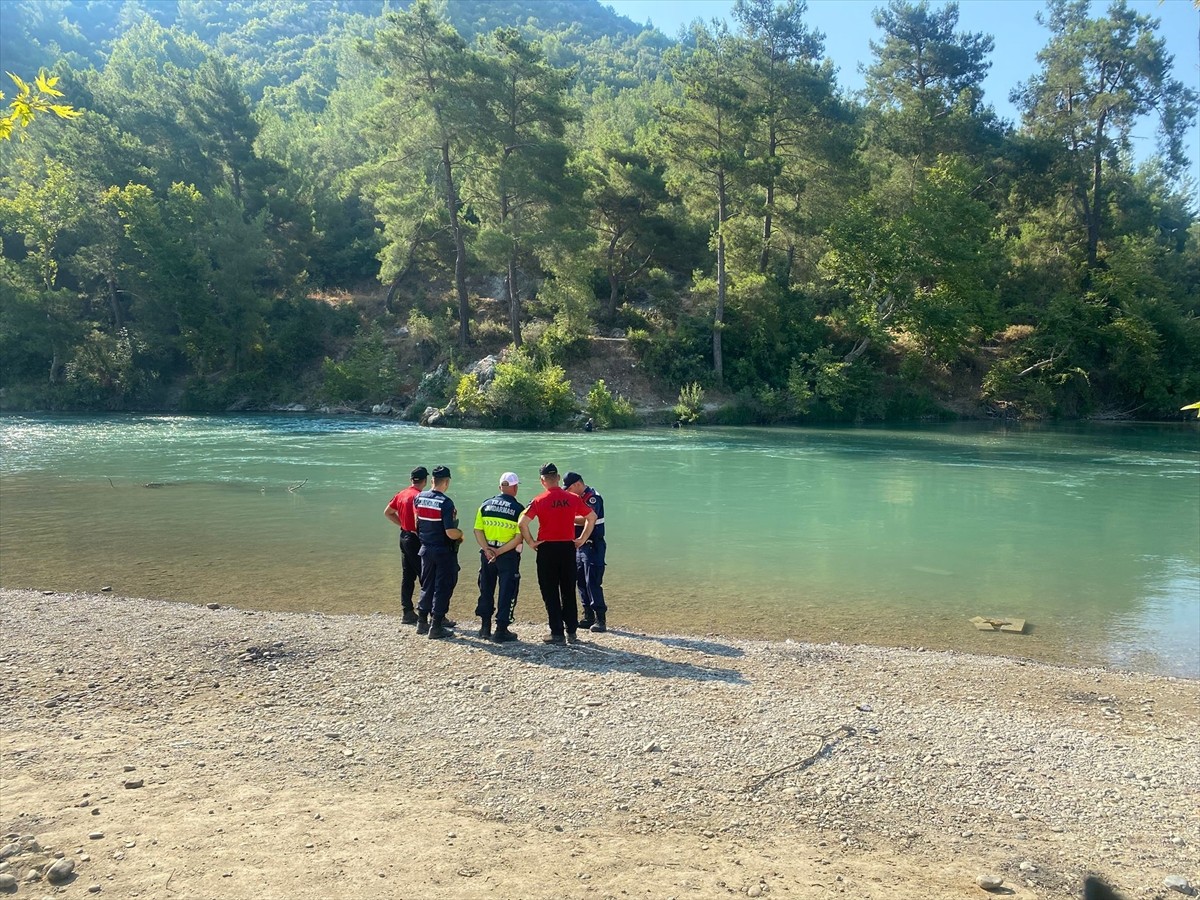 Antalya'nın Serik ilçesinde ırmakta akıntıya kapılarak kaybolan 15 yaşındaki çocuğu bulmak için...