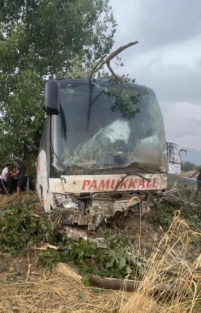 Antalya-Denizli kara yolunda şehirler arası yolcu otobüsünün yoldan çıkıp ağaçlara çarpması sonucu...
