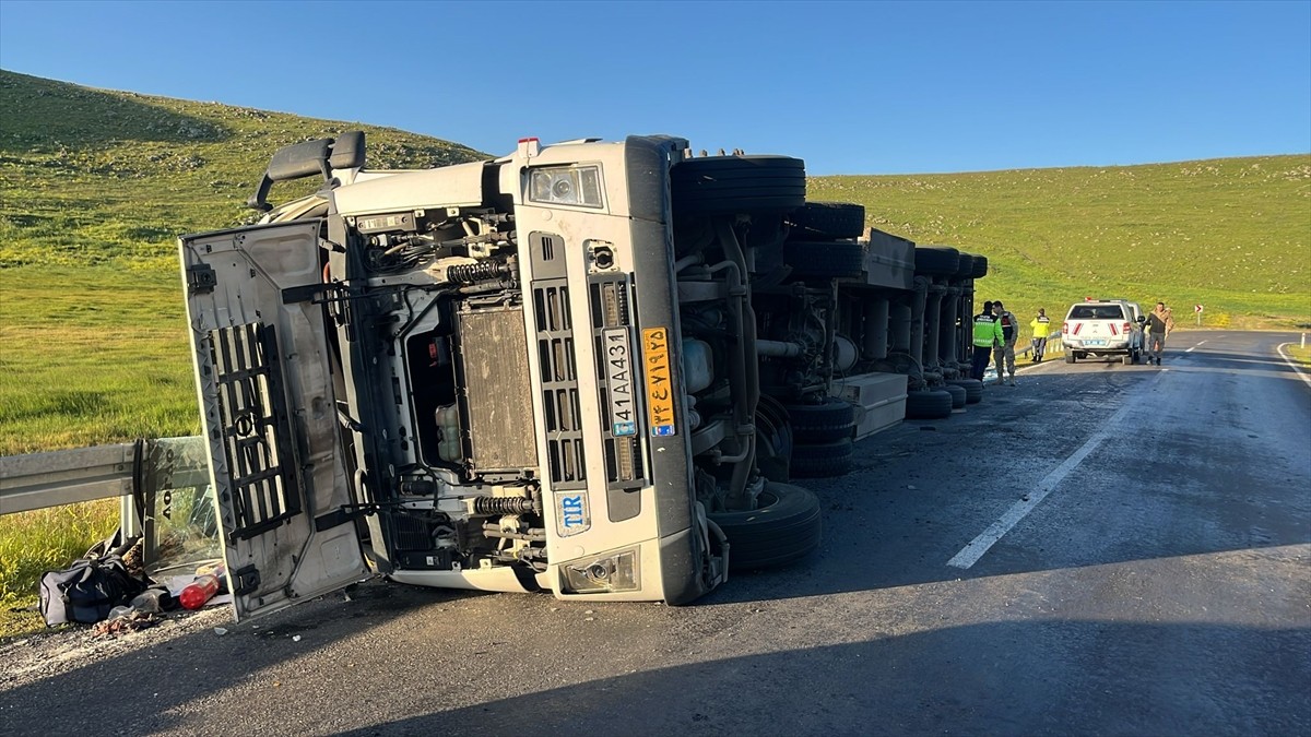 Ardahan'ın Göle ilçesinde devrilen tırın sürücüsü yaralandı.