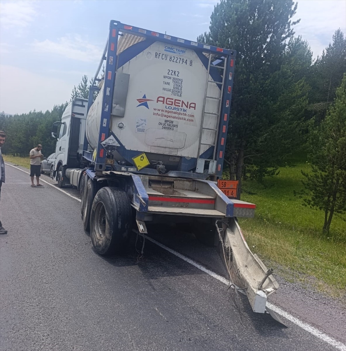 Ardahan'ın Hanak ilçesinde tırın çarptığı otomobildeki 5 kişi yaralandı.