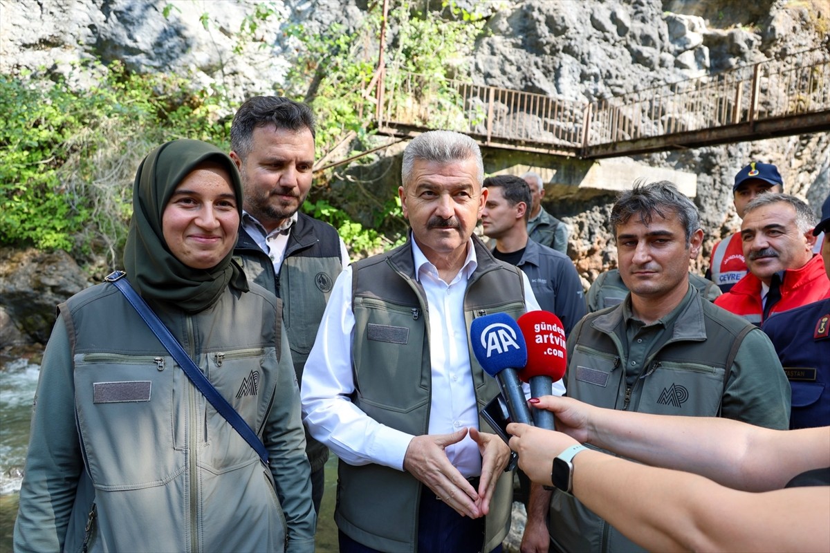 Artvin'de Hatila Vadisi Milli Parkı içindeki dereye 5 bin kırmızı benekli alabalık yavrusu...