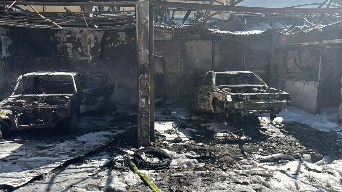 Avcılar'da, bir iş yerinde çıkan yangın itfaiye ekiplerinin müdahalesiyle söndürüldü. Yangında, iş...