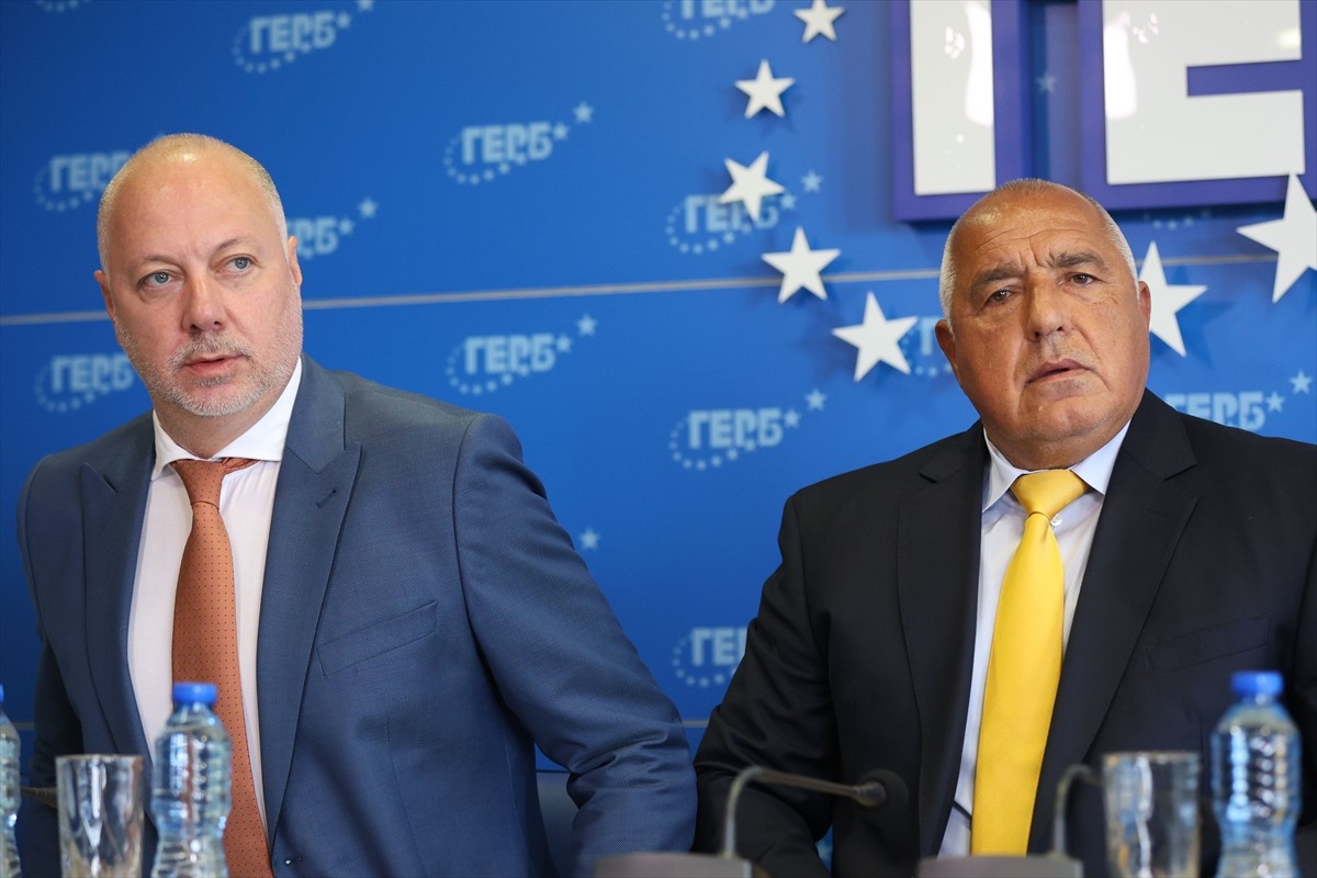 Avrupa Birliği (AB) üyesi ülkelerin, Bulgaristan'ın 1 Ocak 2026'da avro para birimine geçişini...