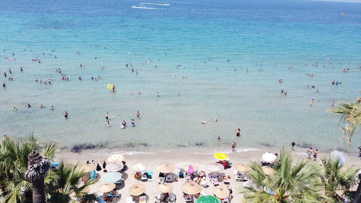 Aydın'da sıcak hava dolayısıyla kent merkezinde sakinlik gözlenirken Kuşadası sahillerinde...