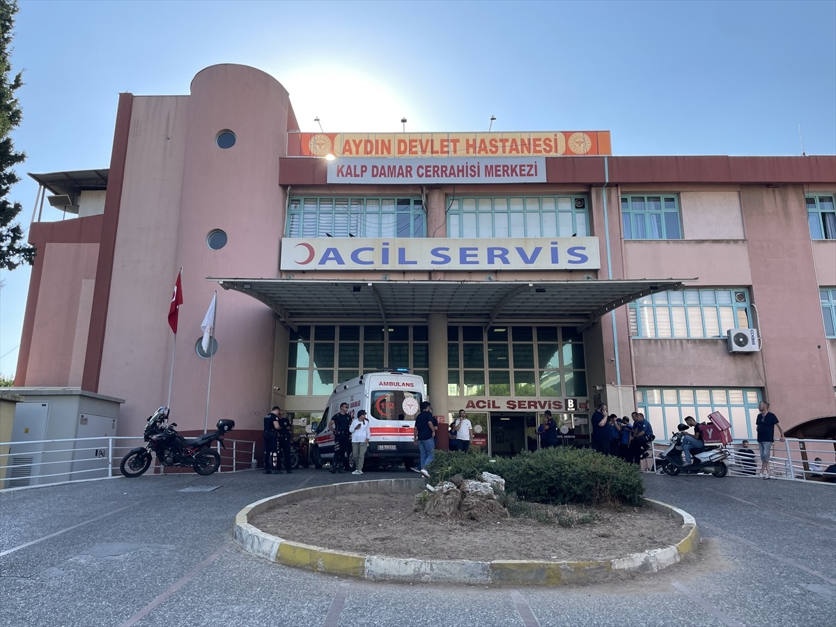 Aydın'ın Efeler ilçesinde çıkan bıçaklı kavgada ağır yaralanan kişi hastaneye...