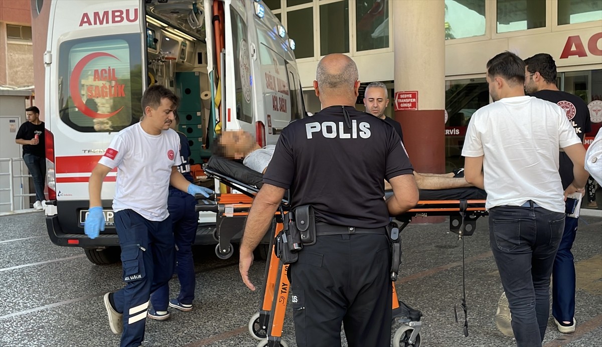 Aydın'ın Efeler ilçesinde çıkan bıçaklı kavgada ağır yaralanan kişi hastaneye...