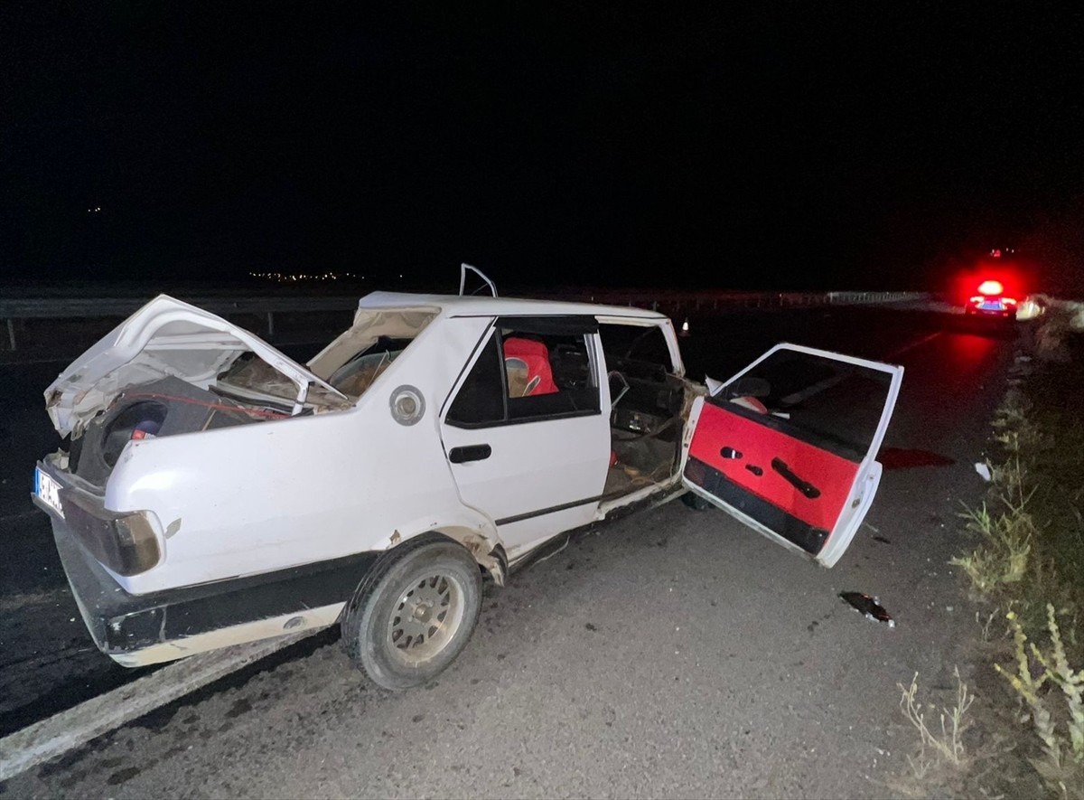 Aydın'ın Efeler ilçesinde istinat duvarına, ardından bir araca çarpan otomobilin sürücüsü hayatını...