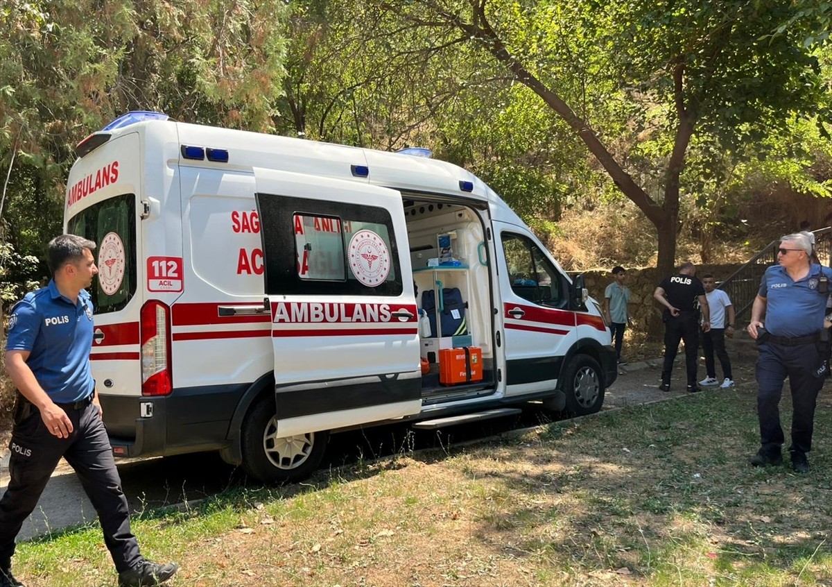 Aydın'ın Efeler ilçesinde kafasından bıçaklanan 16 yaşındaki çocuk ağır yaralandı. Yaralı çocuk...