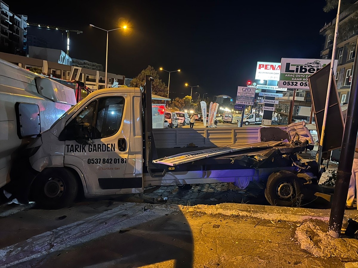 Aydın'ın Kuşadası ilçesinde yabancı turistleri taşıyan tur midibüsünün devrilmesi sonucu 3 kişi...