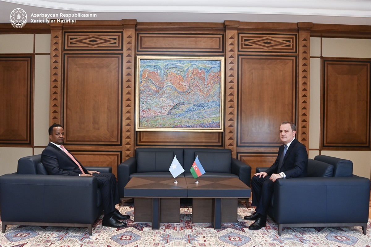 Azerbaycan Dışişleri Bakanı Ceyhun Bayramov (sağda), temaslarda bulunmak üzere başkent Bakü'ye...