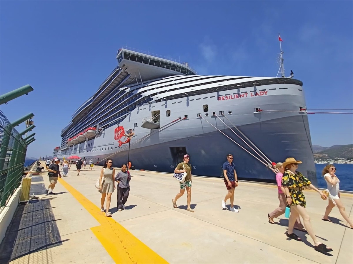 Bahamalar bayraklı "Resilient Lady" kruvaziyeri, 2 bin 606 yolcusuyla Muğla'nın Bodrum ilçesine...