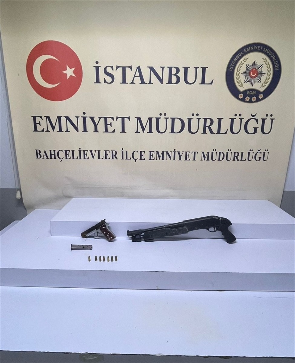 Bahçelievler'de polis gibi davranarak bir evden içerisinde altın ve para bulunan çelik kasa...