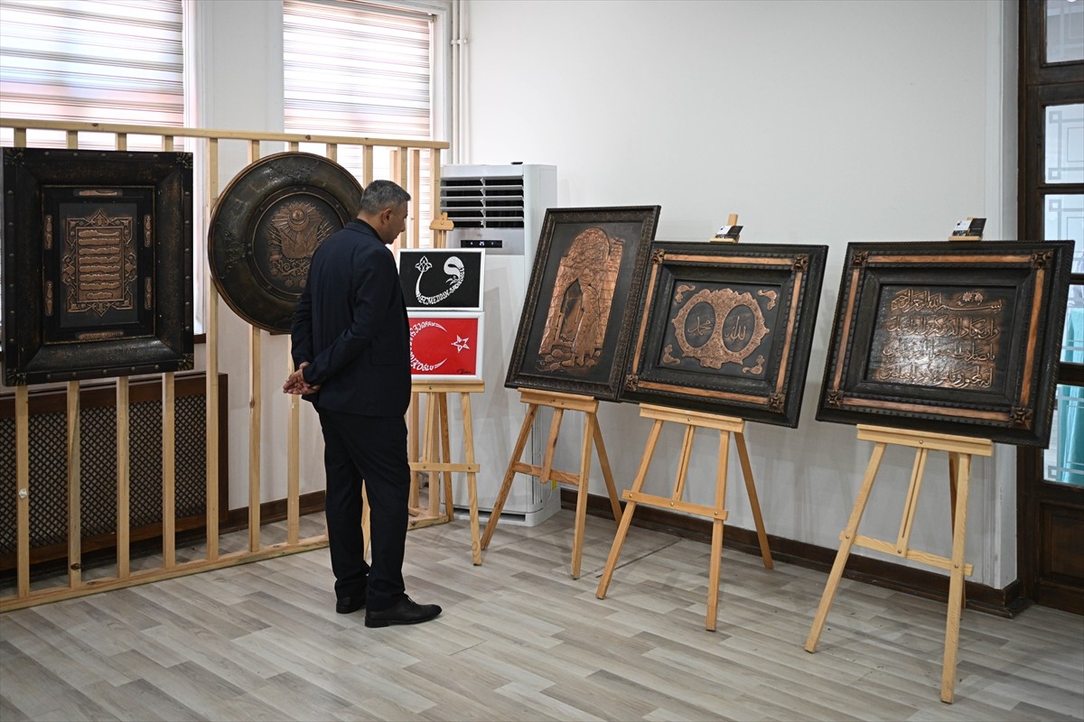 Bakır rölyef sanatçısı Necmeddin Sadıkoğlu'nun "Toprak ve Bayrak" sergisi, Ankara'da, şehit...