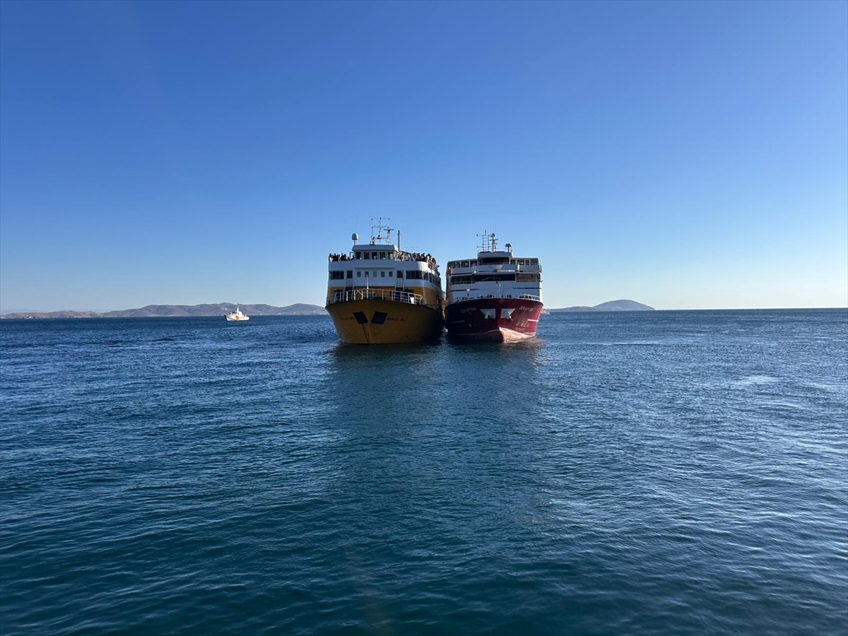 Balıkesir'de Marmara Adası açıklarında seyir halindeki bir feribotun makine dairesinde yangın...