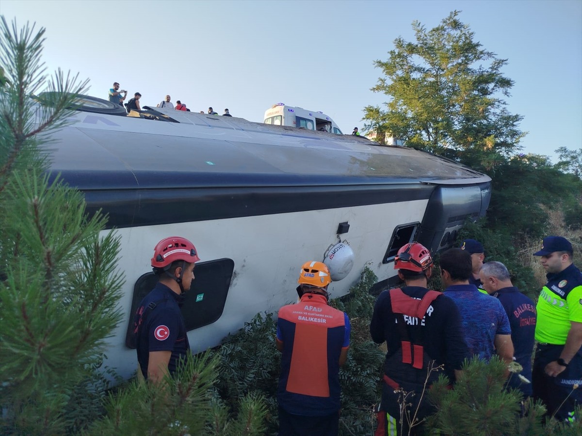 Balıkesir'de yolcu otobüsünün şarampole devrilmesi sonucu ilk belirlemelere göre 27 kişi...