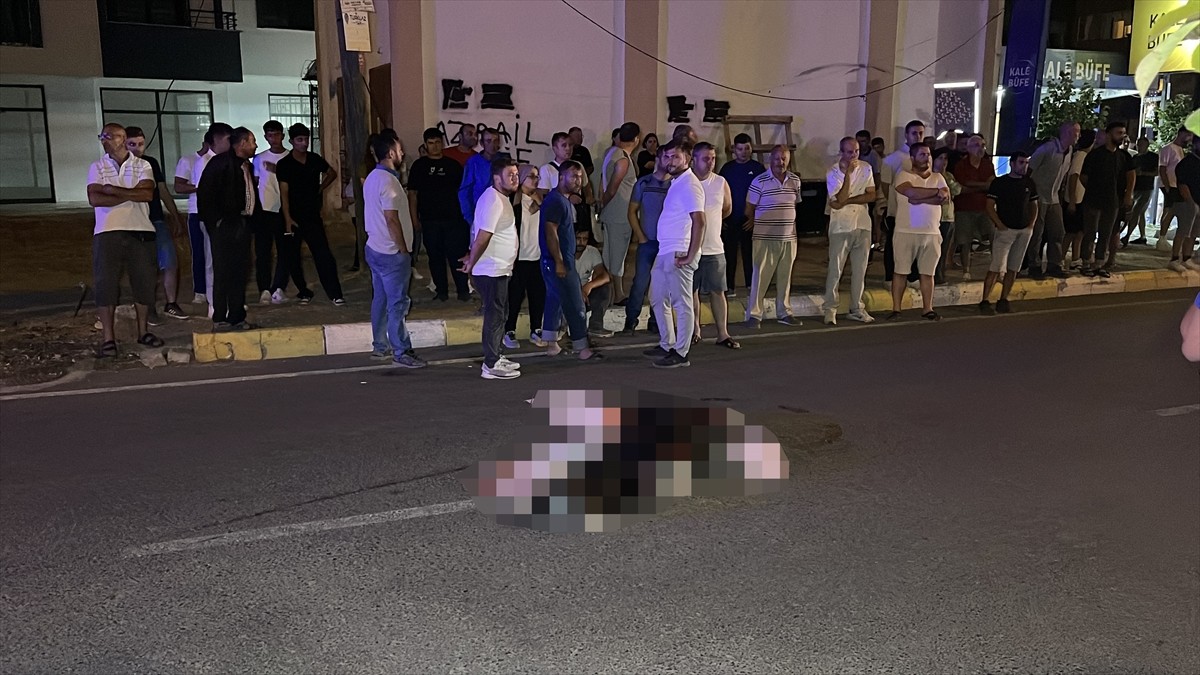 Balıkesir'de yolun karşısına geçmeye çalışan yaya, otomobilin çarpması sonucu yaşamını...