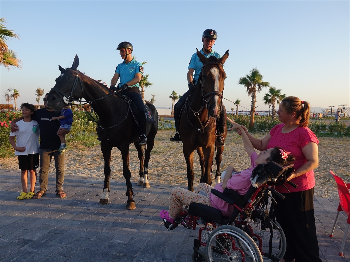 Balıkesir'in Ayvalık ilçesinde sahillerde güvenliğin sağlaması amacıyla atlı jandarma birliği...