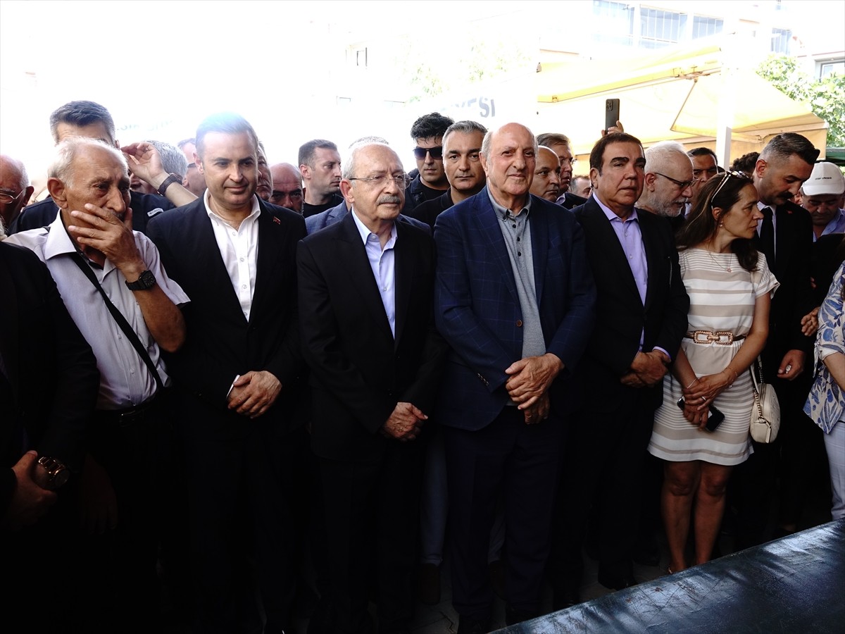 Balıkesir'in Burhaniye ilçesinde geçirdiği kalp krizi sonucu hayatını kaybeden eski CHP Genel...